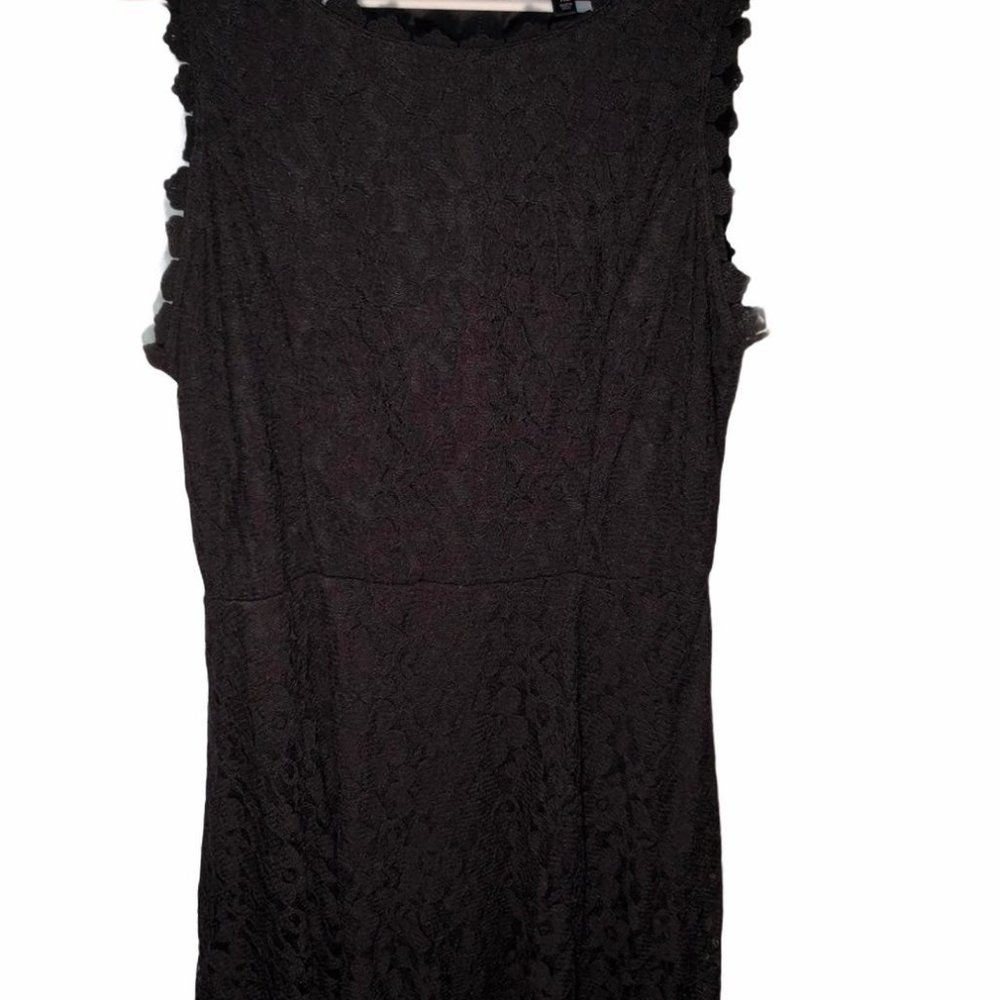 Black sleeveless lace dress
